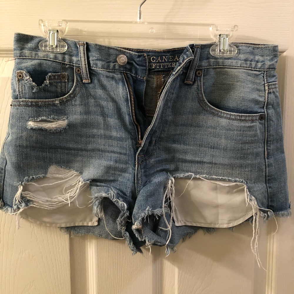 Size 6, distressed American Eagle shorts
